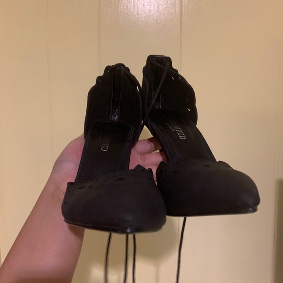 Black pointed lace-up heels - Picture 3 of 4